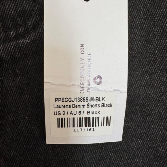 🖤 Princess Polly Black Denim Shorts | Sz 2 | High Rise Raw Hem NWT ✨ - Picture 3 of 4